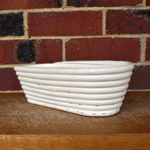 Load image into Gallery viewer, Oval banneton proofing basket (natural rattan with liner)